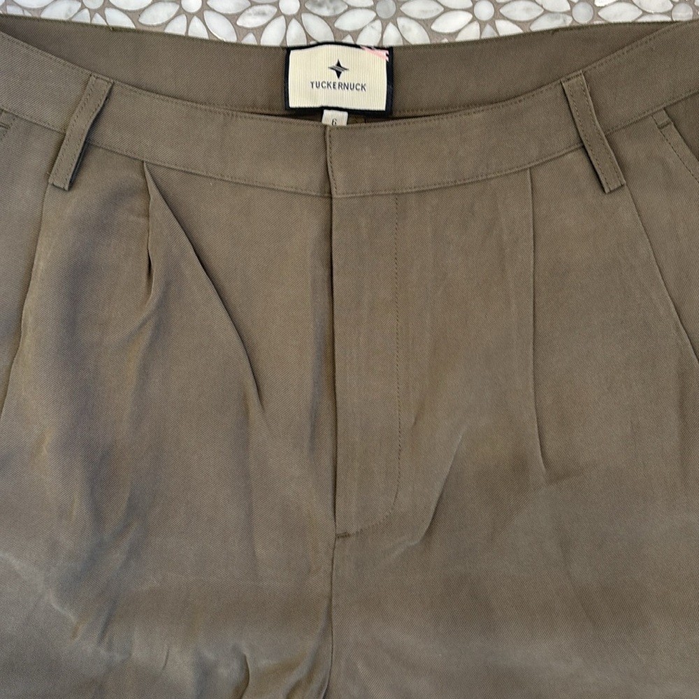 Women's Tuckernuck Pleated Felix‎ Shorts in Olive, Size 6 - Picture 5 of 8